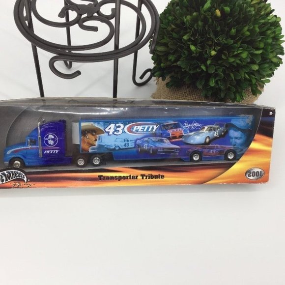 Hot Wheels Diecast Semi Transporter - Picture 3 of 7